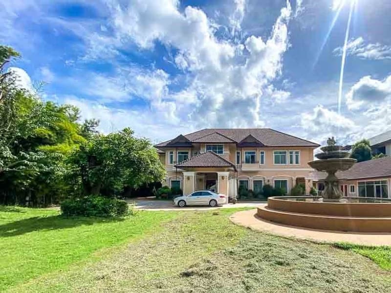 8 Bedroom House