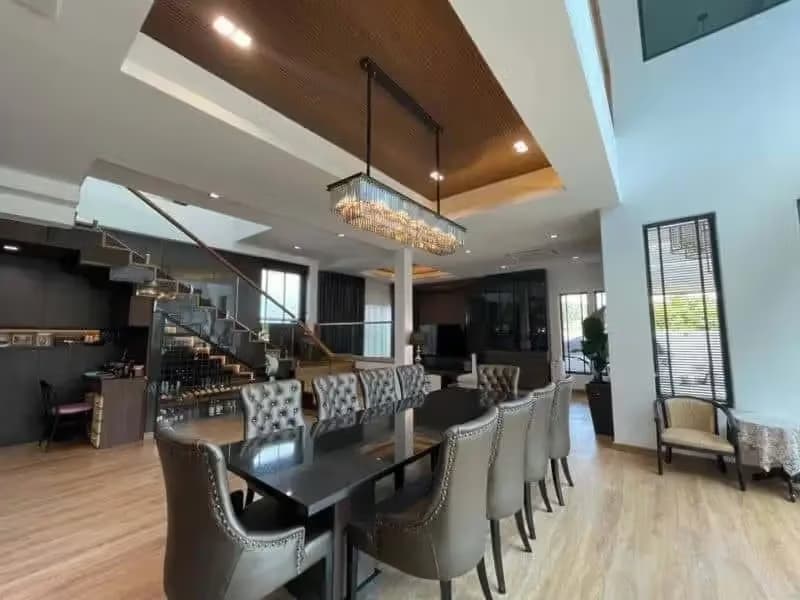 9 Bedroom House