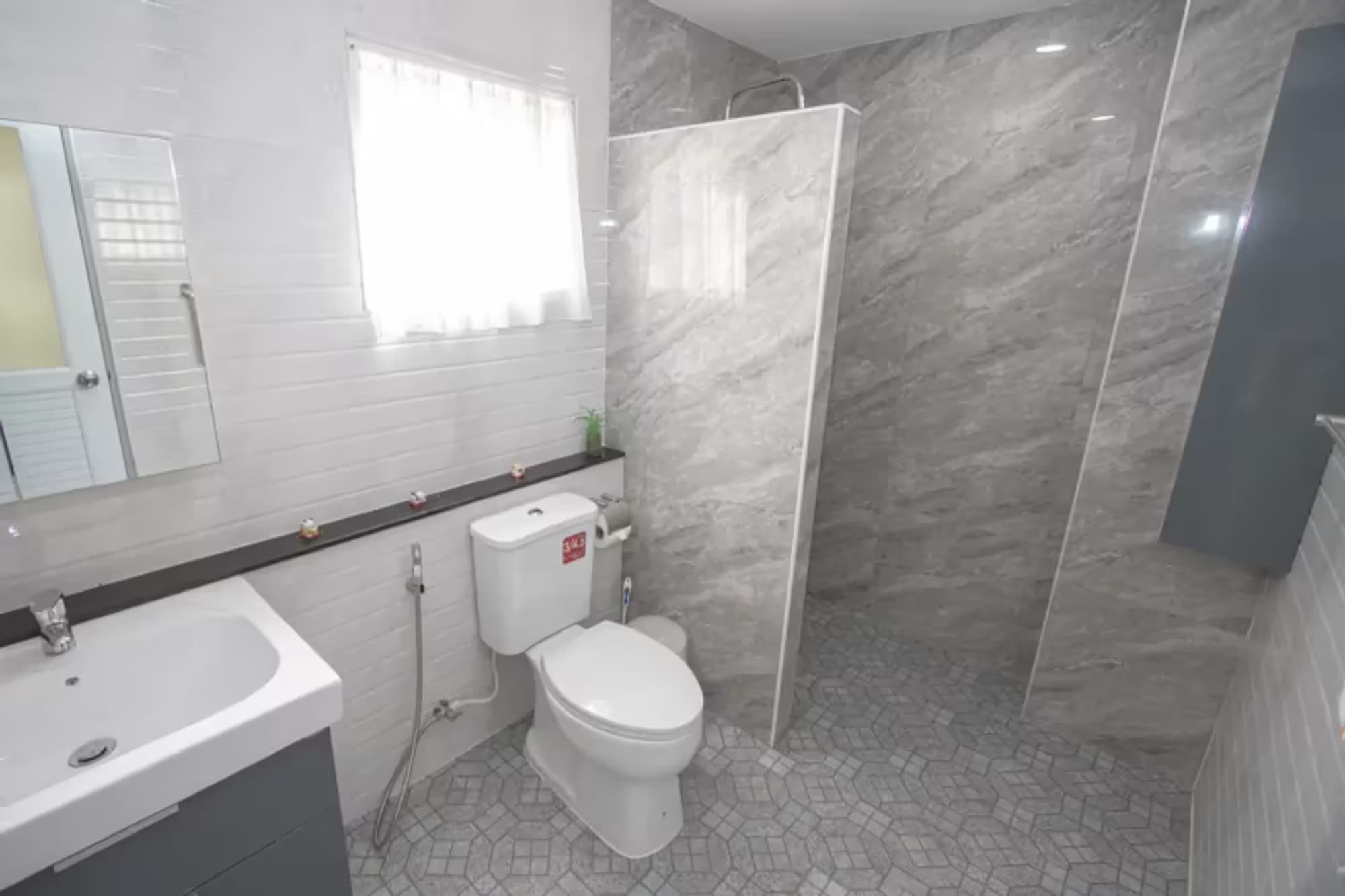 5 Bedroom House - Image 8