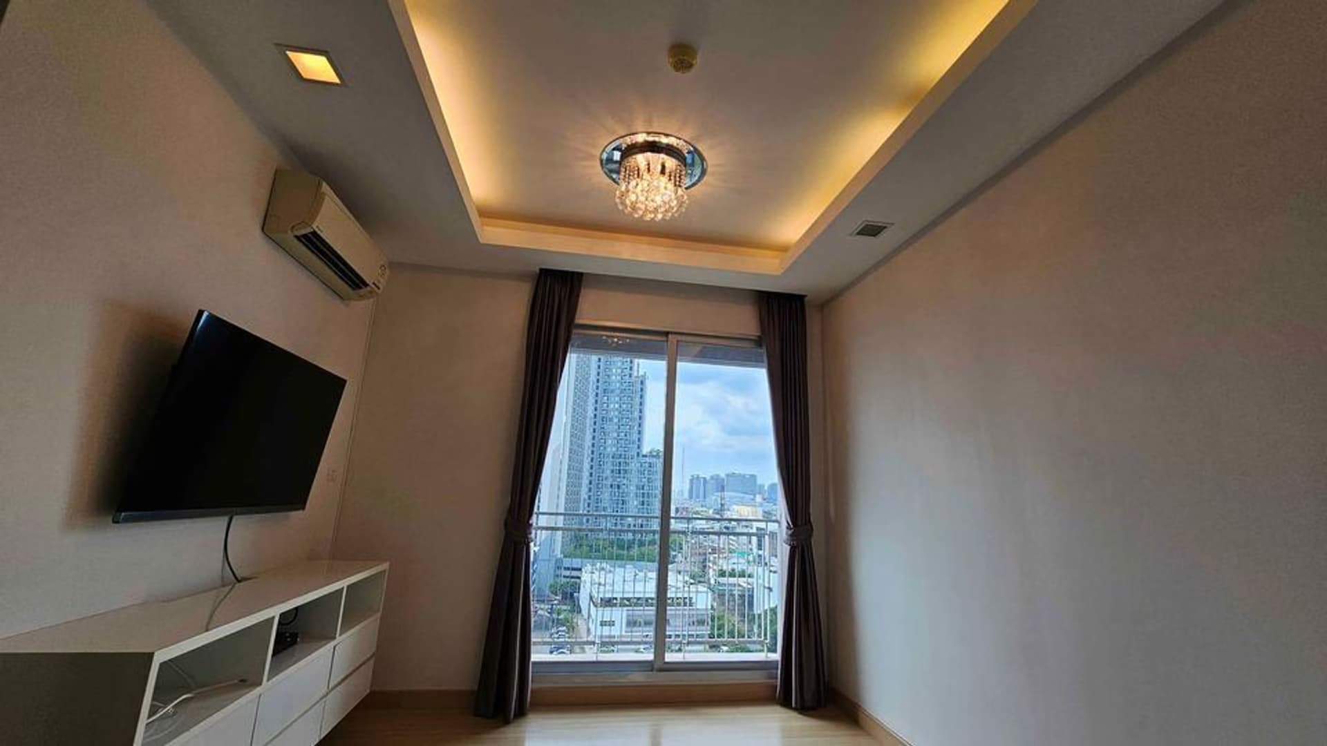 1 ห้องนอน คอนโด สำหรับ ขาย ใน Huai Khwang - Image 1