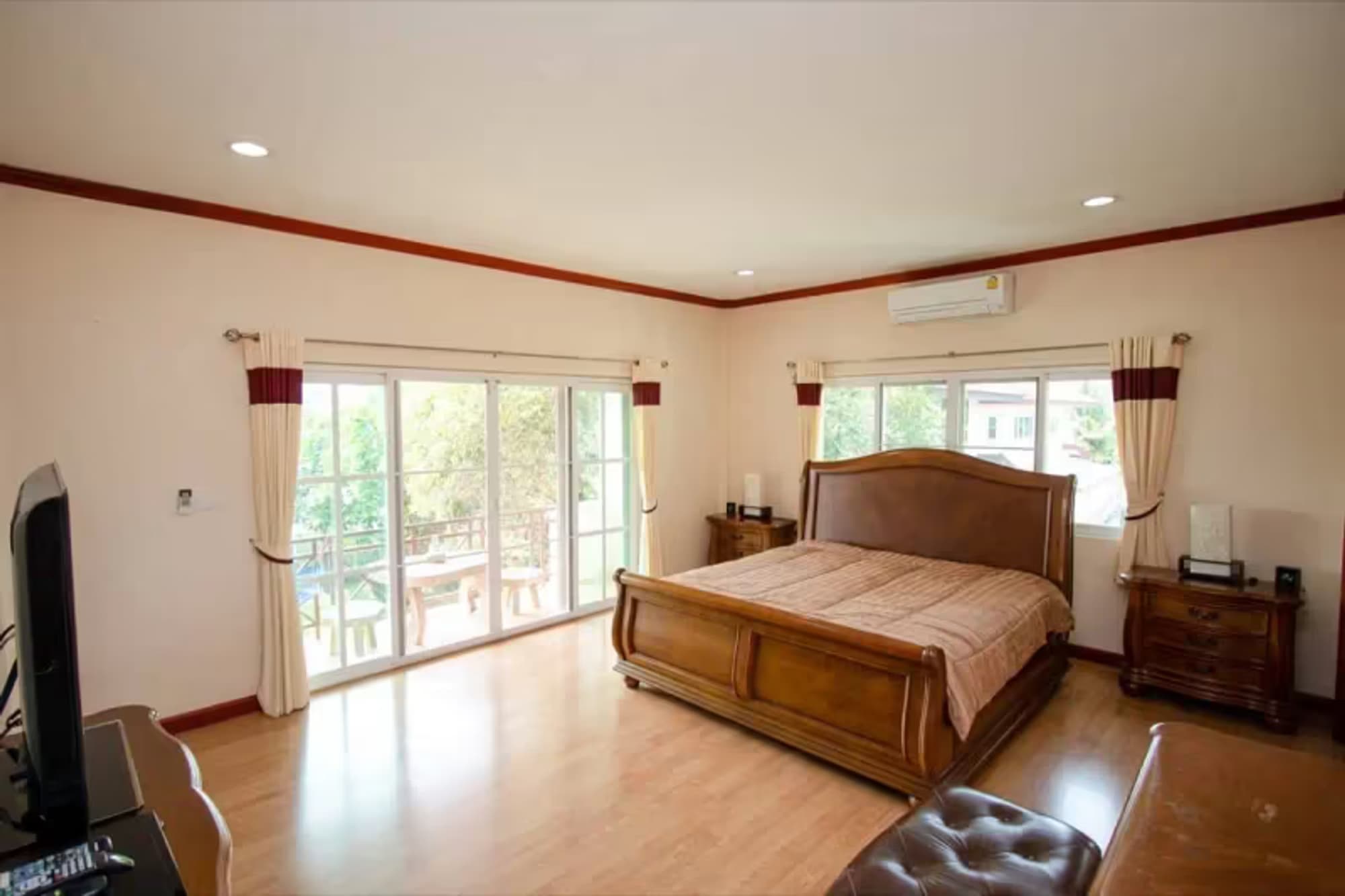 6 Bedroom House - Image 8