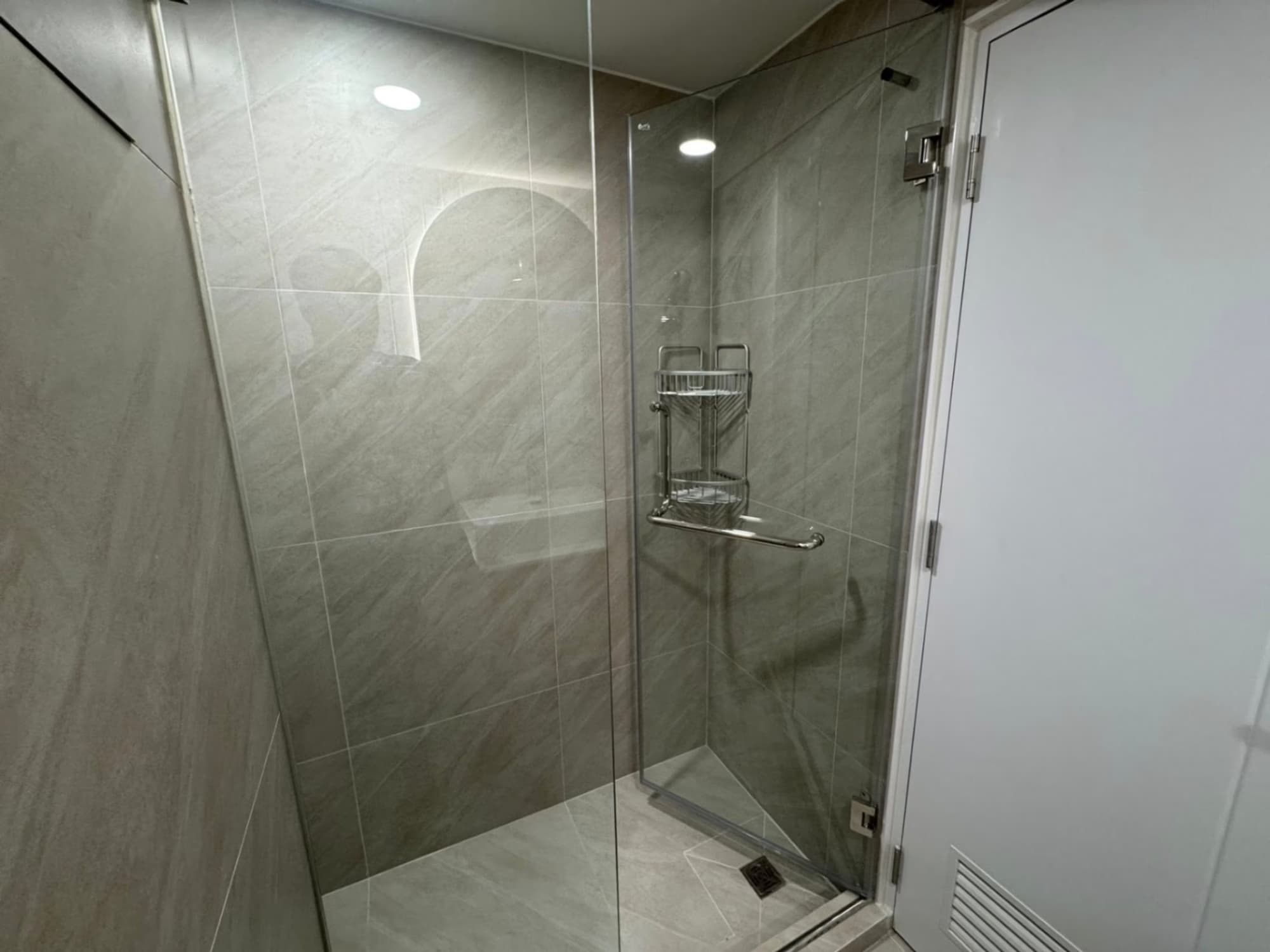 1 Bed Condo for Rent and Sale in Huai Khwang - Image 11