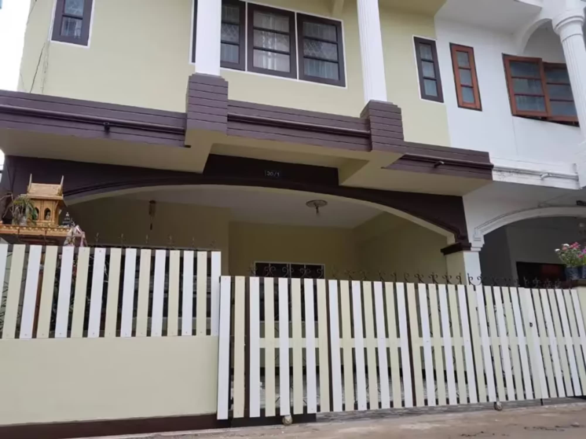6 Bedroom House - Image 8