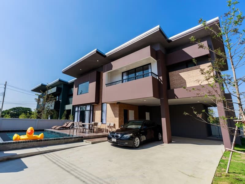 5 Bed House for Rent in San Sai District