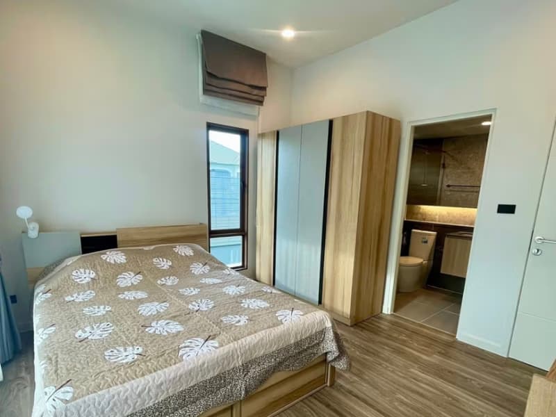 4 Bed House for Rent in Bang Kapi