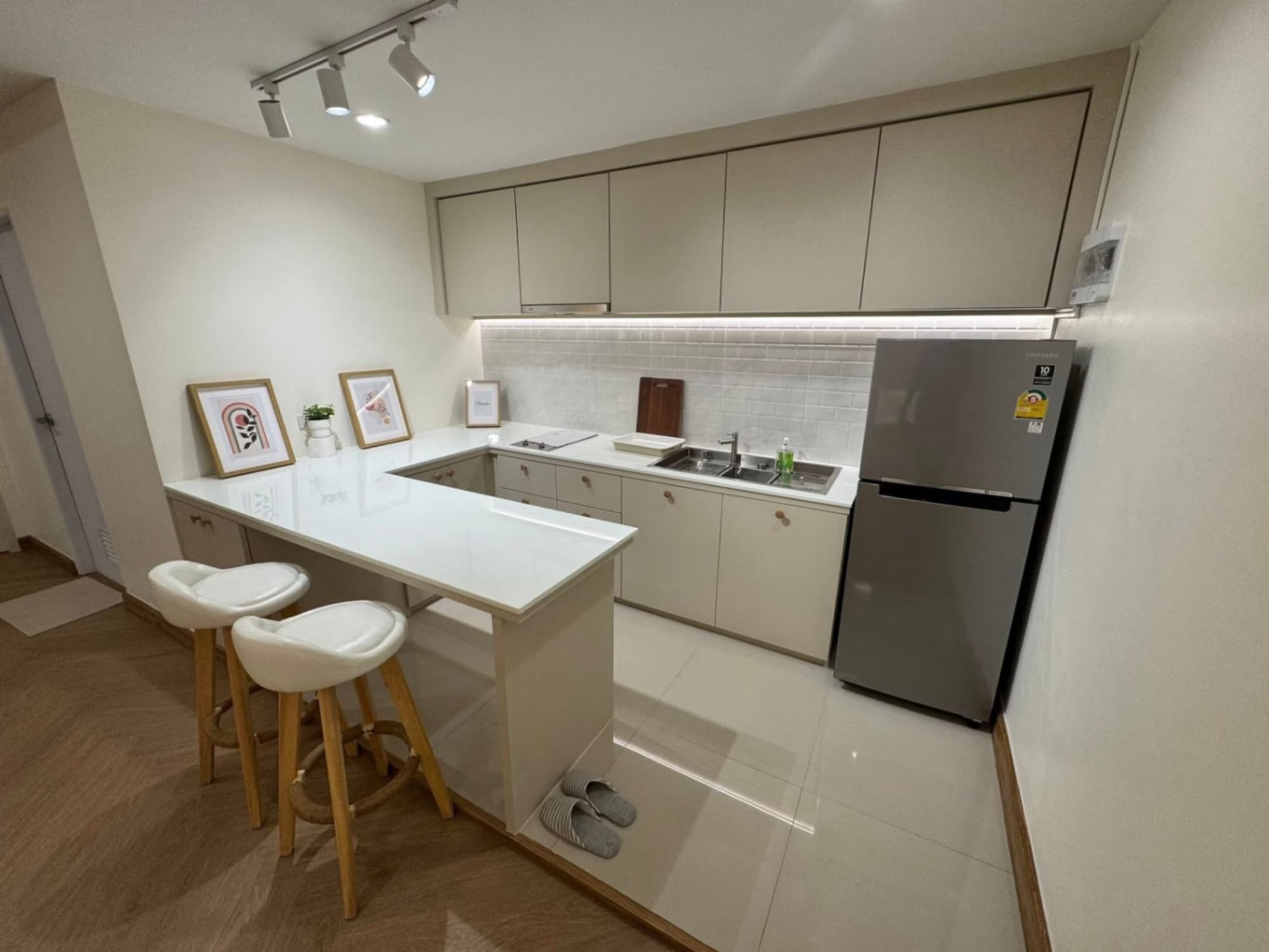 1 Bed Condo for Rent and Sale in Huai Khwang - Image 23