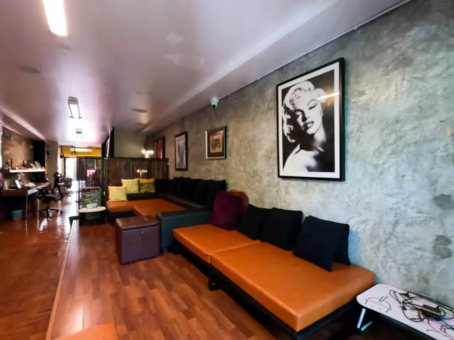 6 Bedroom House - Image 2