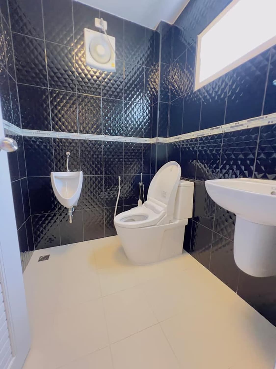 5 Bed House for Rent in Saraphi - Image 8