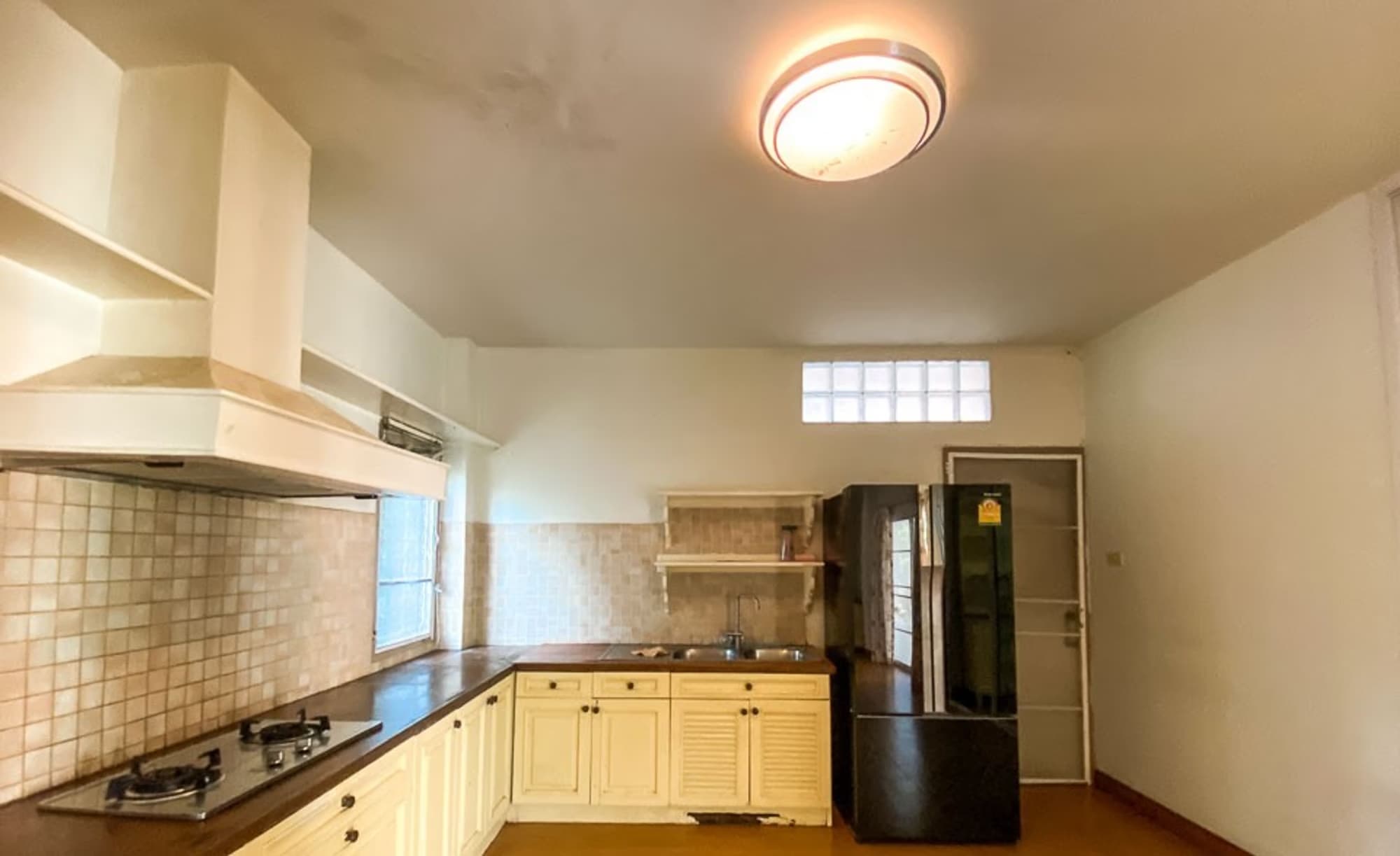 6 Bedroom House - Image 8