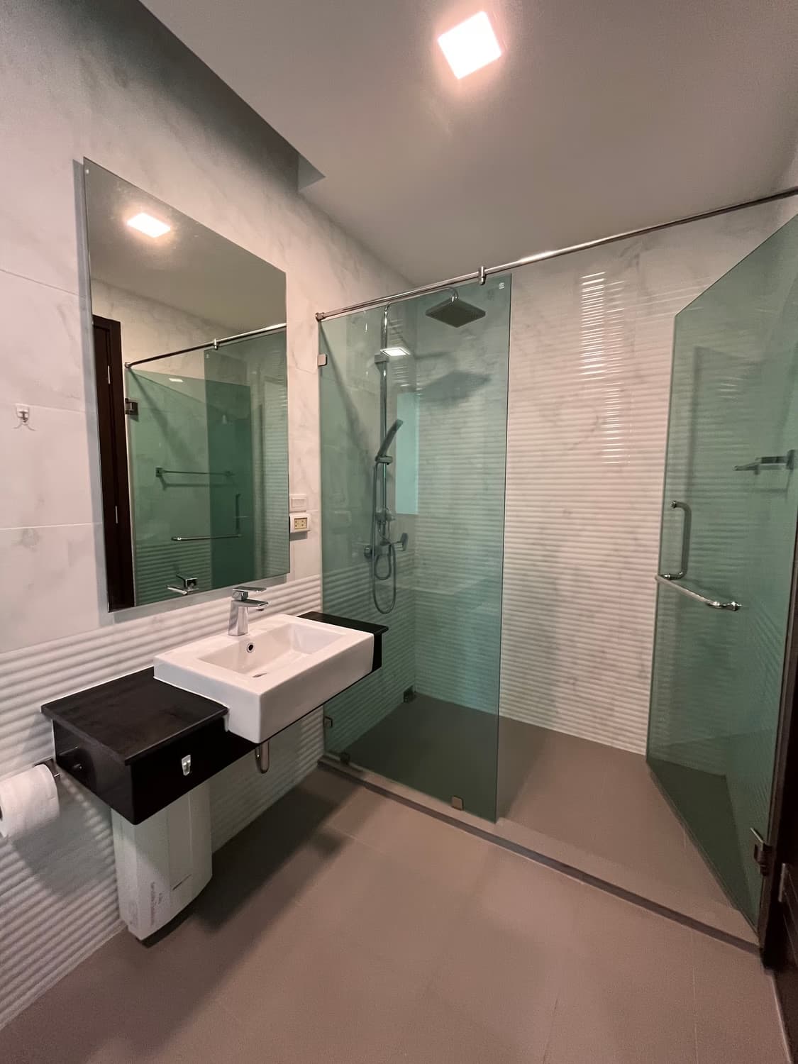 Condo for Rent, Sale at Stylish Condo - Image 10