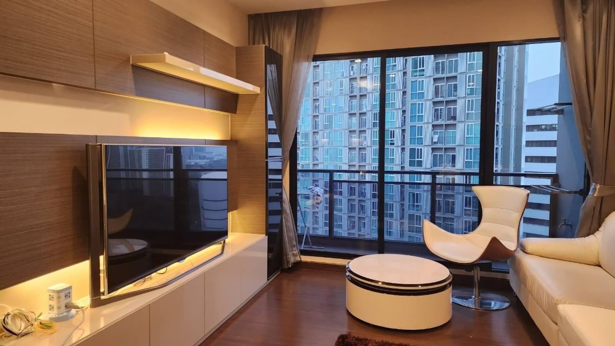 2 Bed Condo for Rent and Sale in Huai Khwang - Image 1