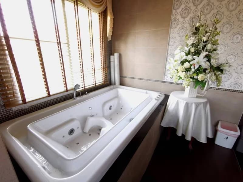 5 Bed House for Rent and Sale in San Sai