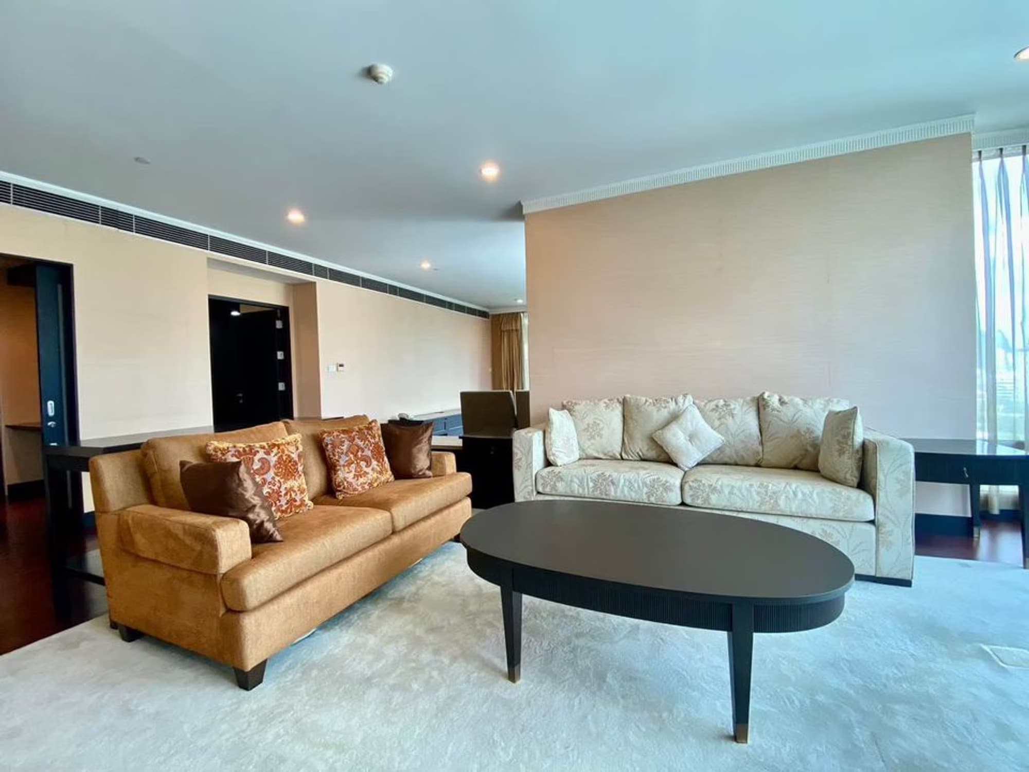 Condo for Rent at The Park Chidlom - Image 1