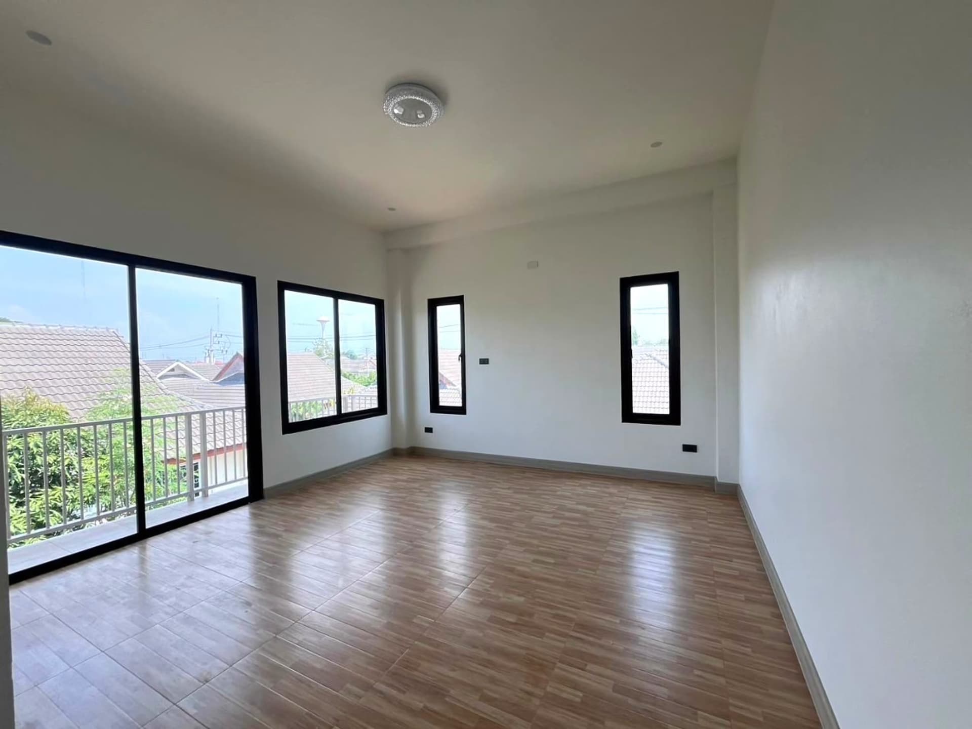 3 Bed House for Rent and Sale in Hang Dong District - Image 5
