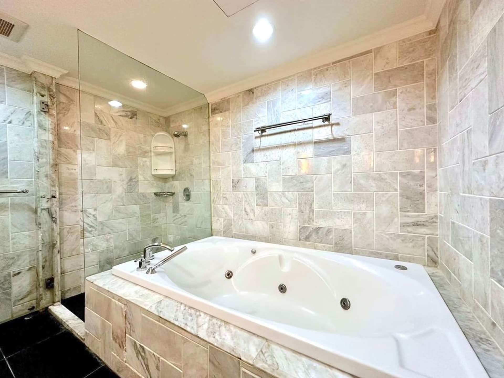 2 Bed Condo for Rent in Pathum Wan - Image 6
