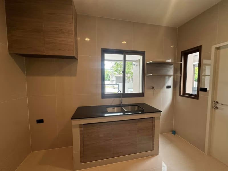 4 Bed House for Rent in Bang Kapi