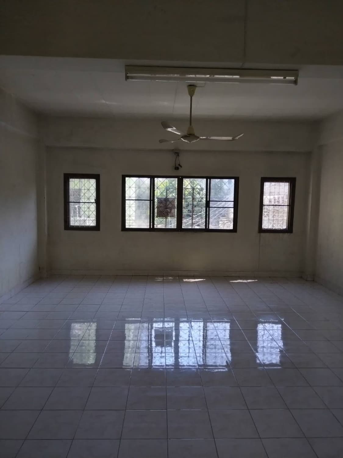 5 Bed Commercial for Rent in Yan Nawa - Image 4