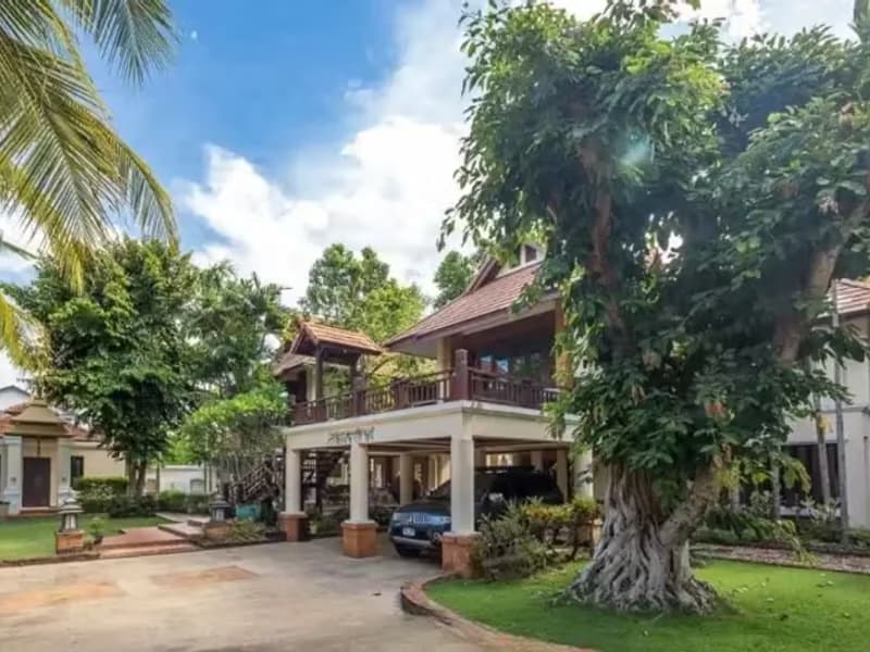 6 Bedroom House
