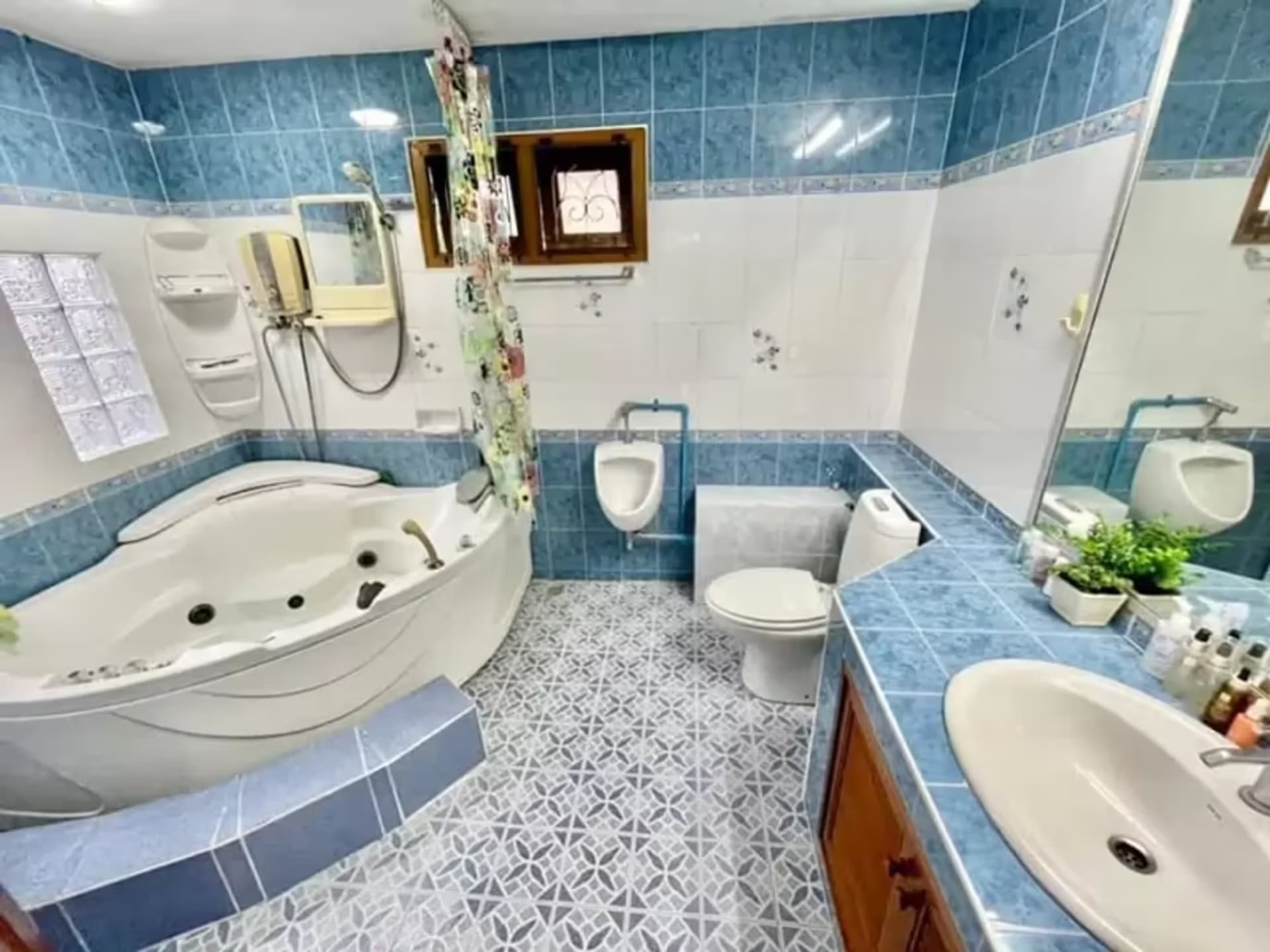 4 Bedroom House - Image 2