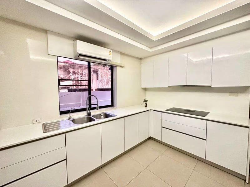 5 Bed House for Rent in Din Daeng
