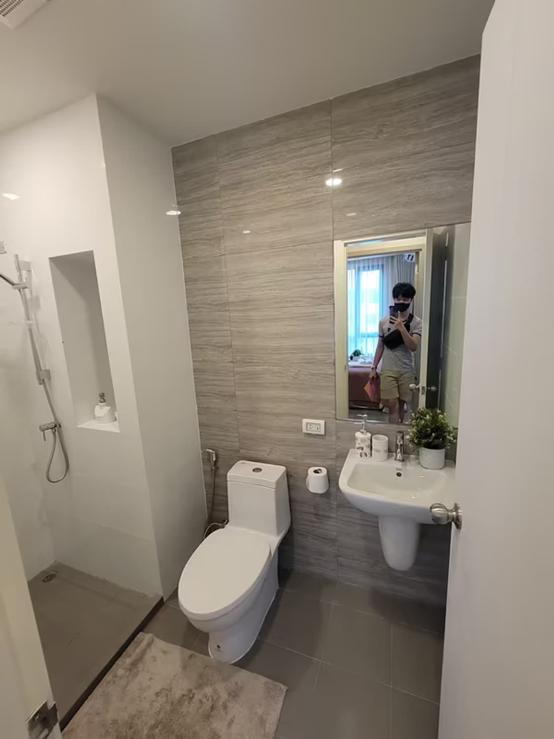 1 Bedroom Condo - Image 1