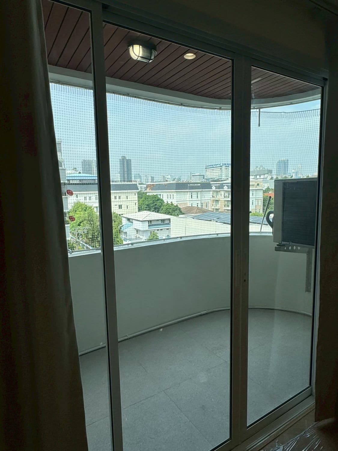 1 Bed Condo for Rent and Sale in Huai Khwang - Image 6