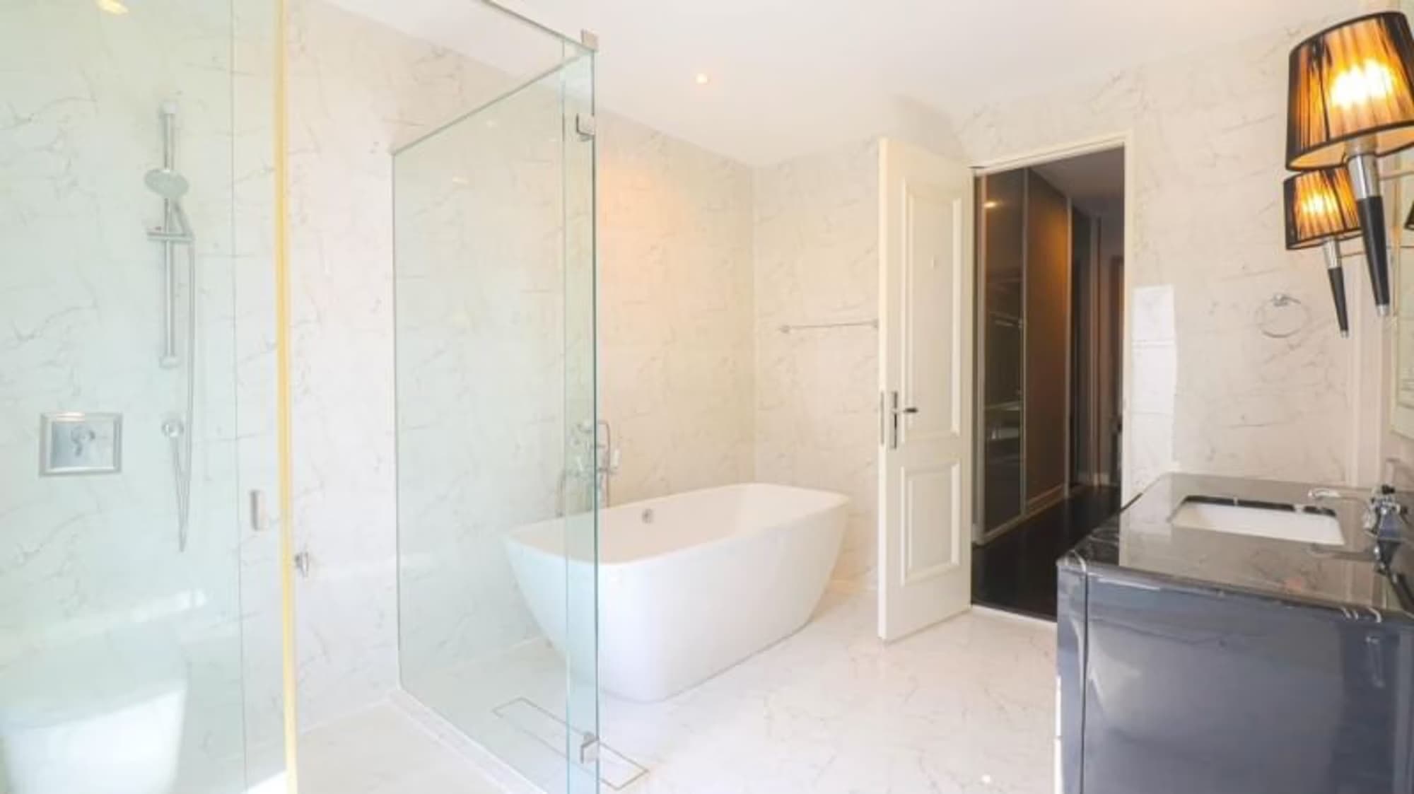 4 Bed House for Rent and Sale in Bang Na - Image 10