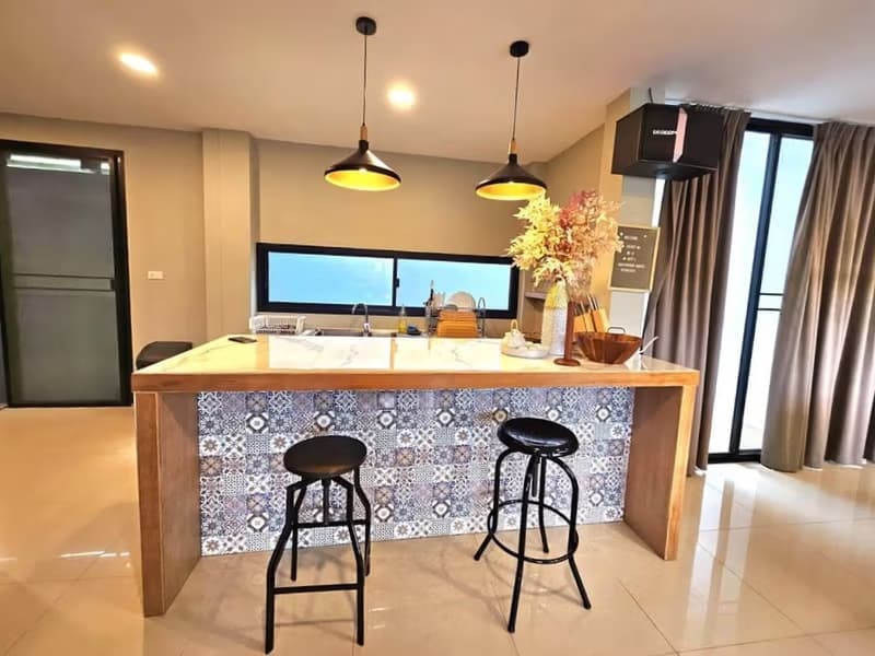 6 Bed House for Rent in San Sai