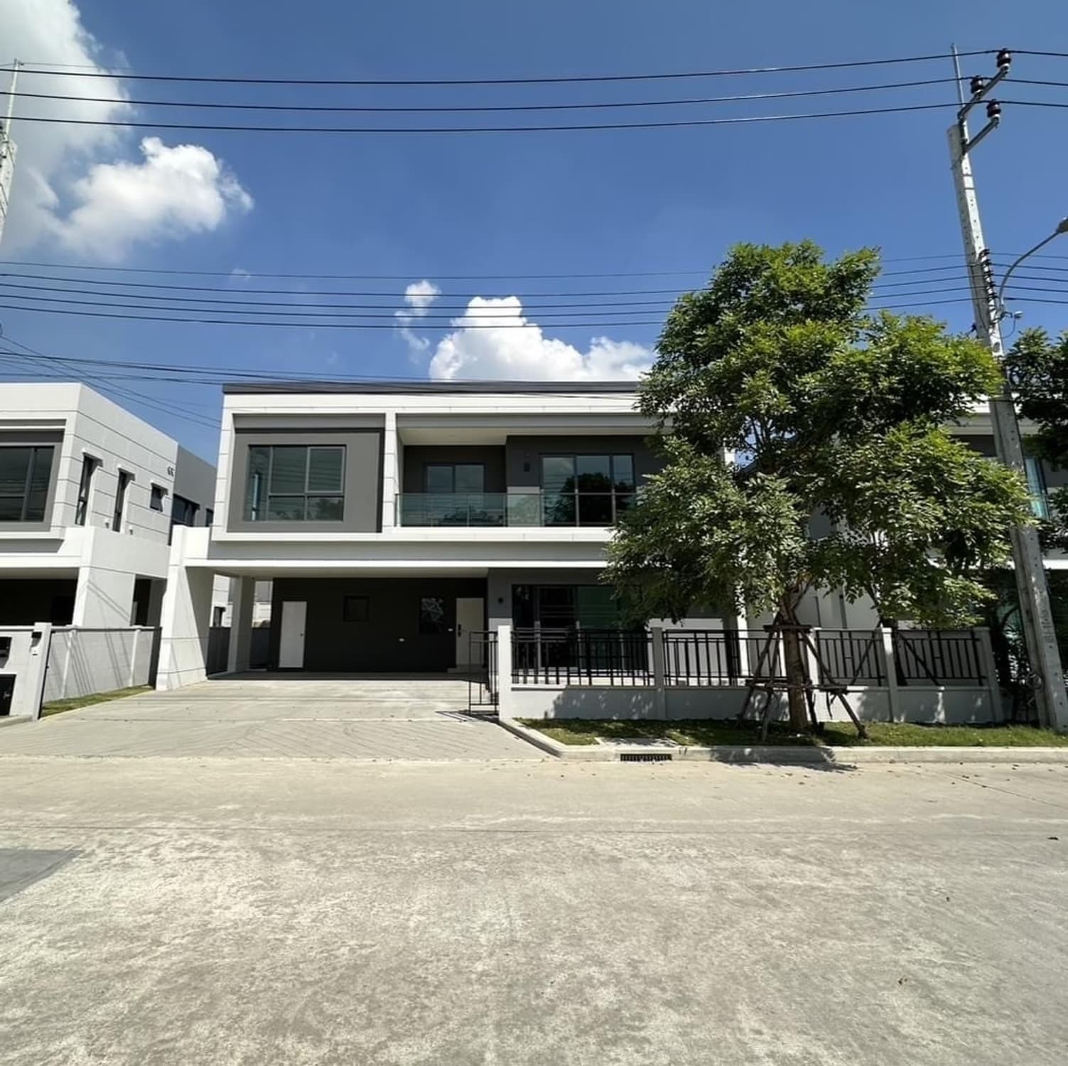 4 Bed House for Rent and Sale in Bang Phli, Samut Prakan - Image 1