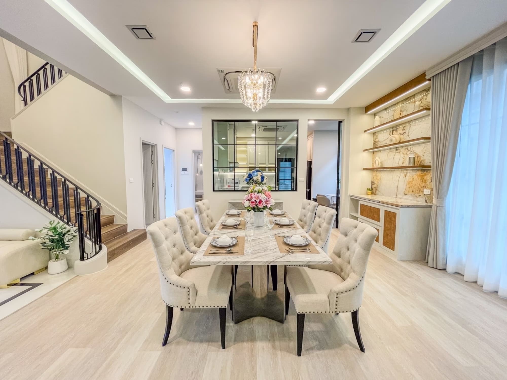 4 Bed House for Rent and Sale in Saphan Sung - Image 3
