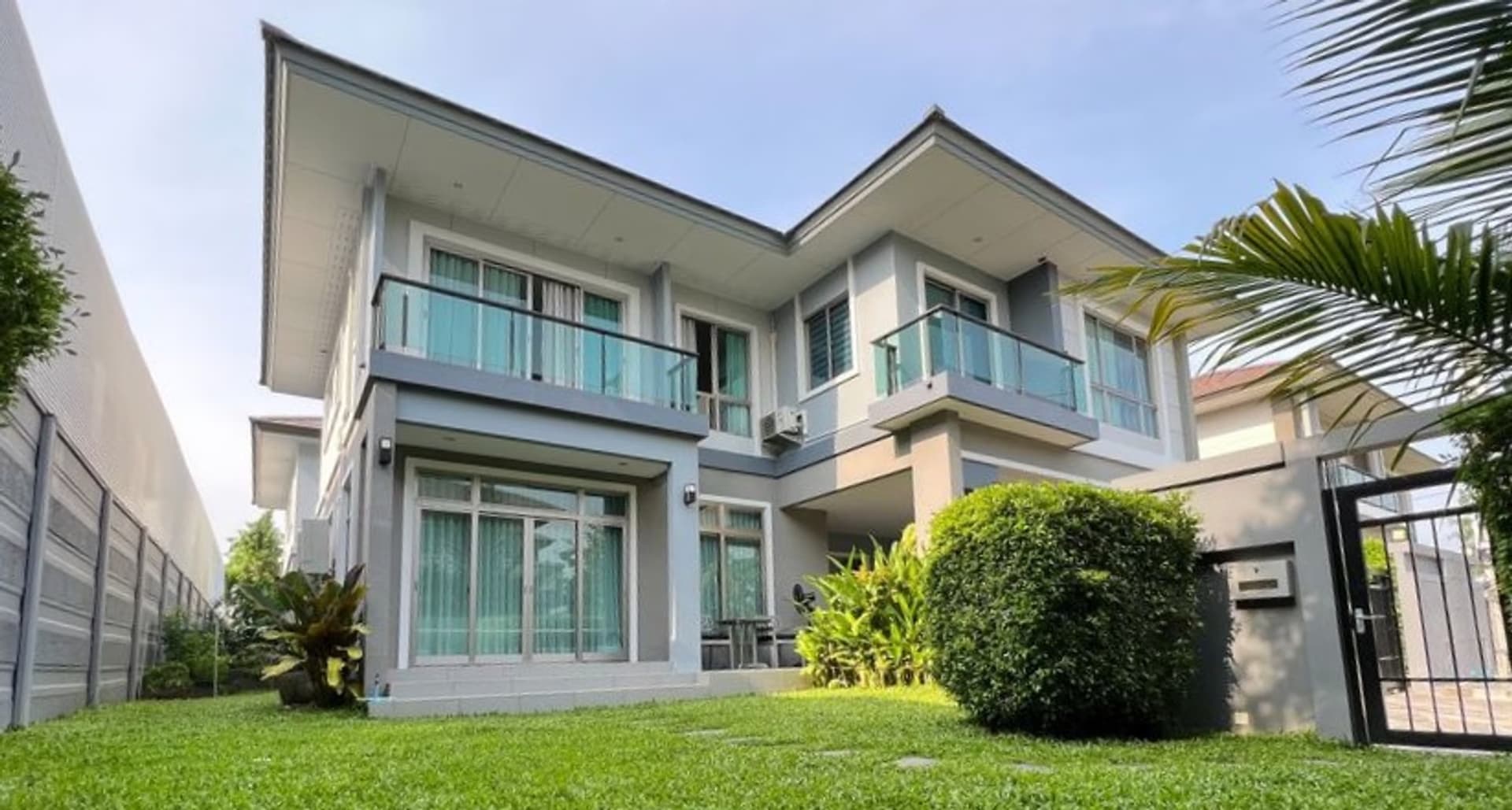 4 Bed House for Rent and Sale in Saphan Sung - Image 1