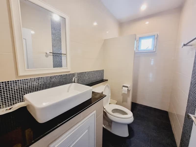 5 Bed House for Rent in Saraphi