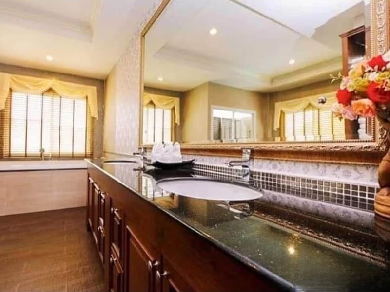 7 Bed House for Rent and Sale in San Sai District