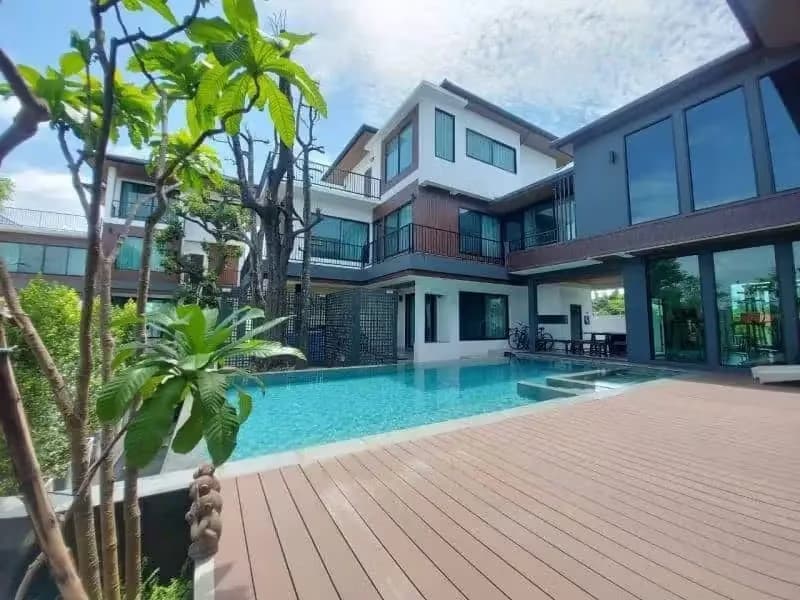 9 Bedroom House