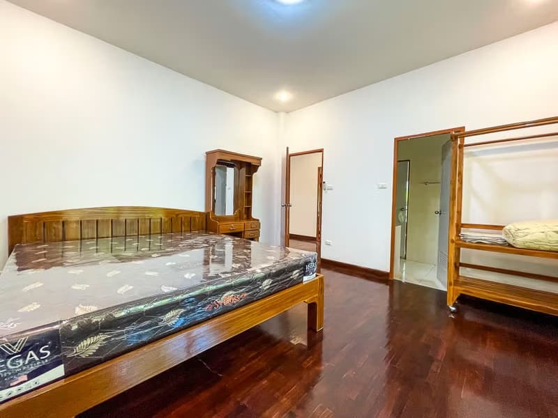 5 Bed House for Rent in Mueang Chiang Mai