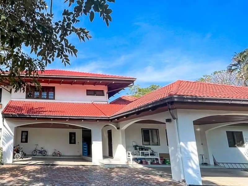 6 Bedroom House