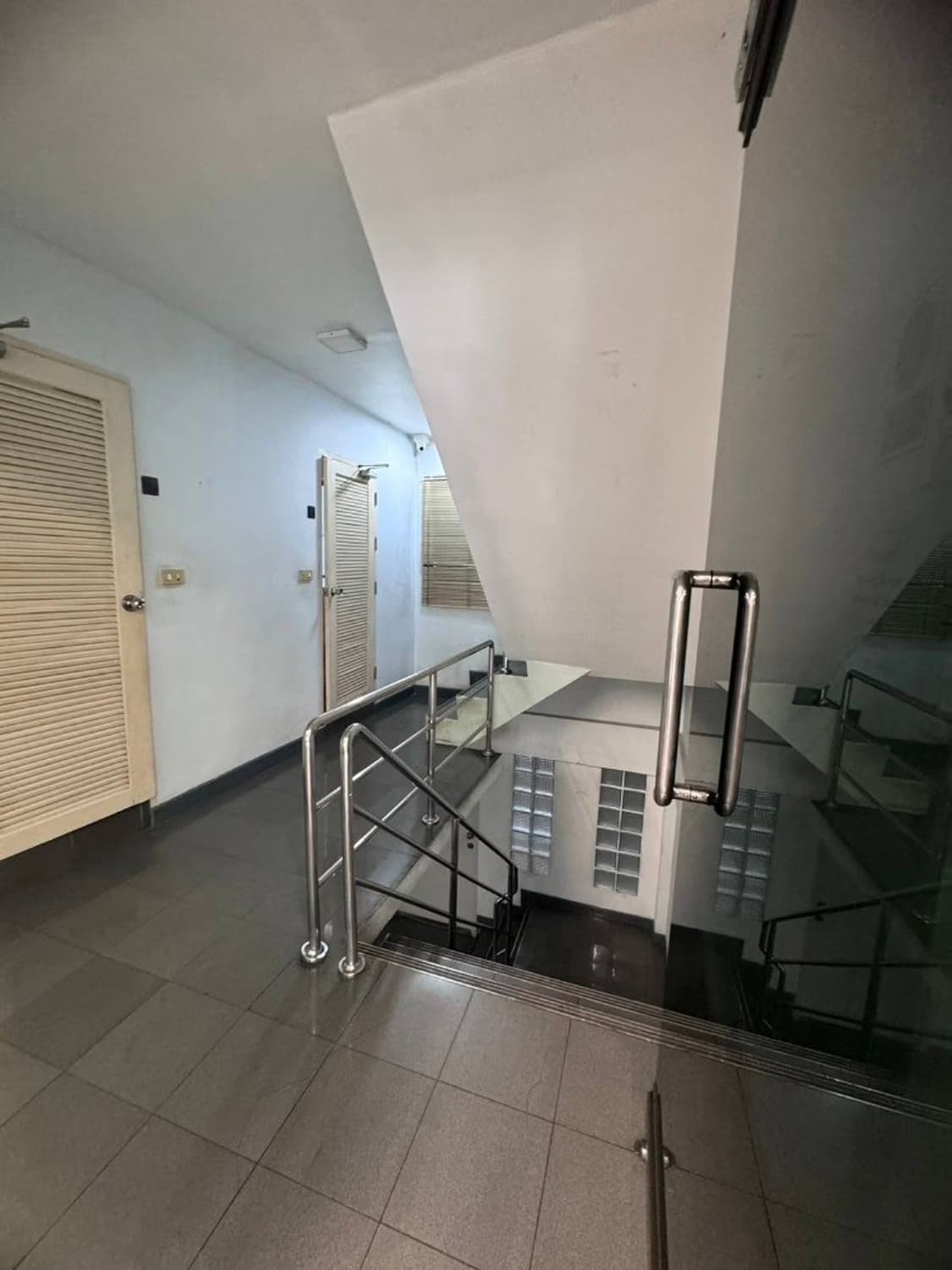 Studio Commercial for Rent in Khlong Toei - Image 13