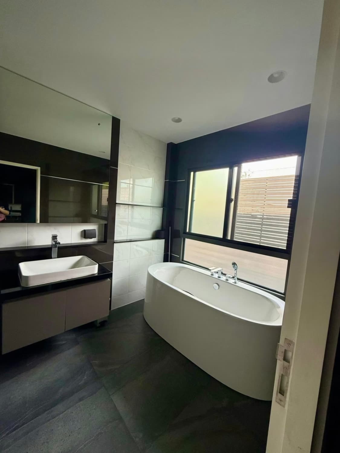 4 Bed House for Rent in Bang Kapi - Image 12