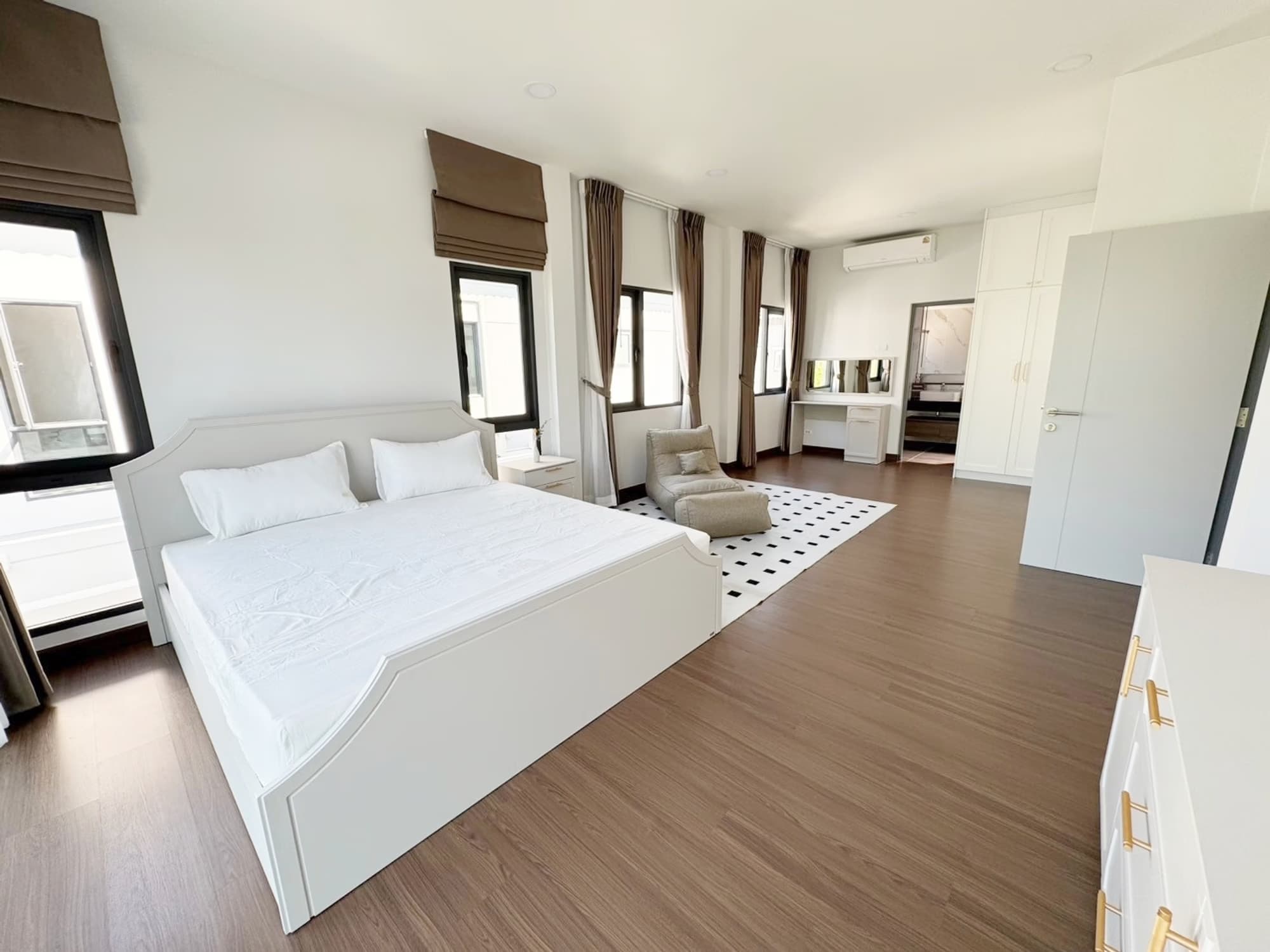 5 Bed House for Rent in Bang Phli - Image 10
