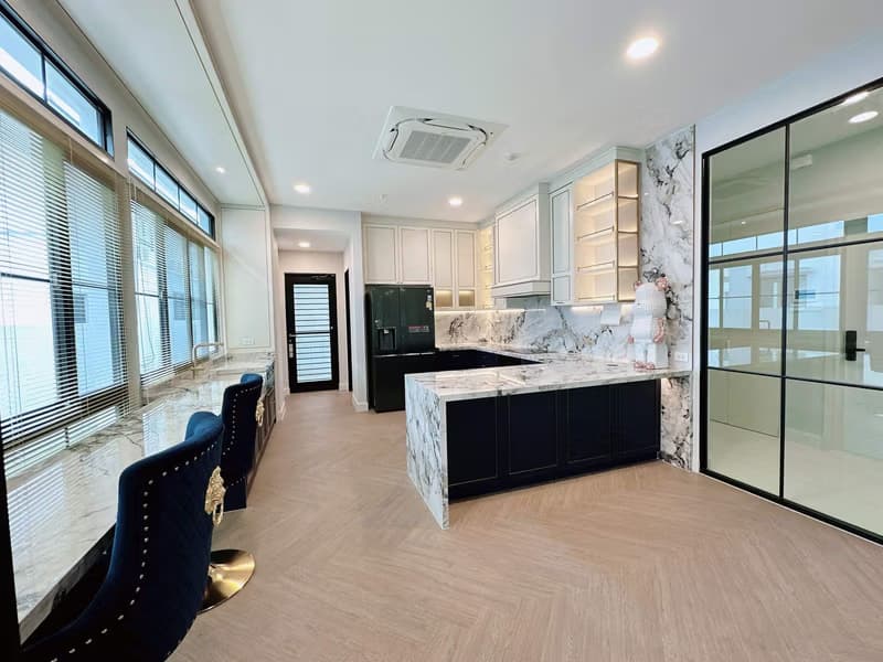 House for Sale, Sale w/Tenant in Saphan Sung.