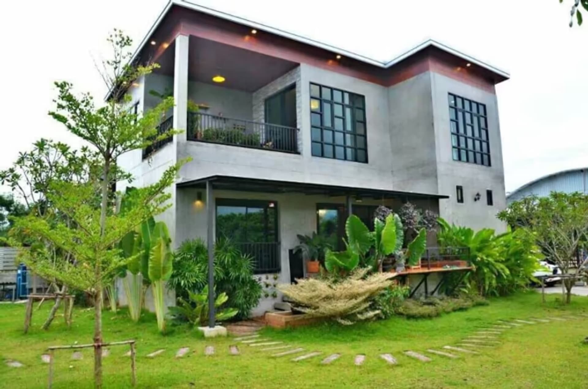 9 Bedroom House - Image 41