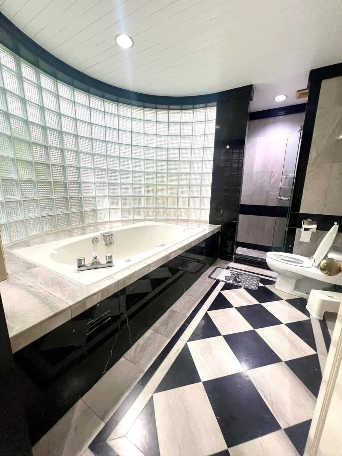 2 Bed Condo for Sale in Pathum Wan - Image 4