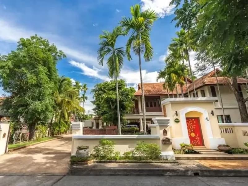 6 Bedroom House