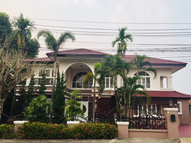 6 Bedroom House