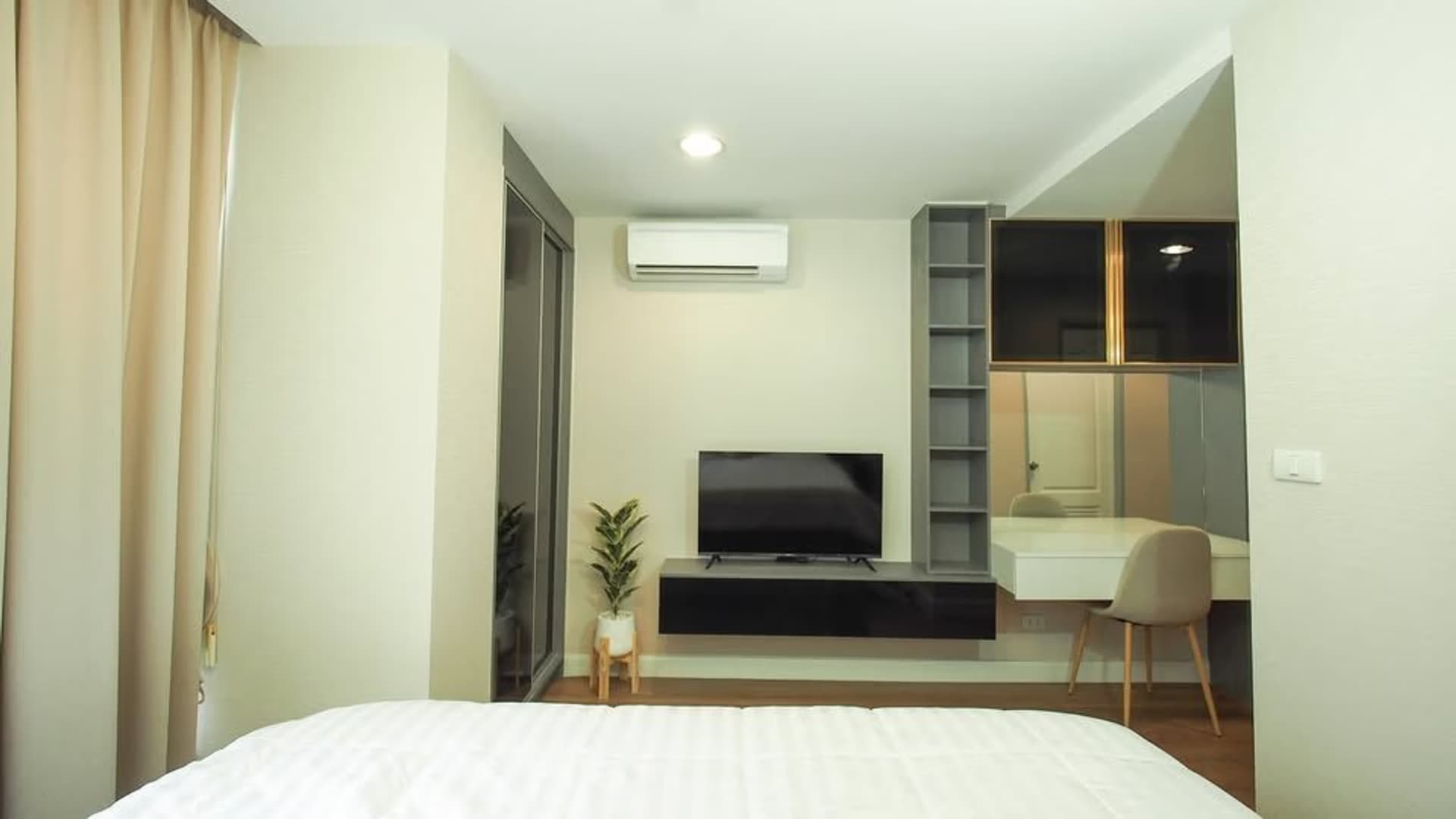 4 Bed Condo for Rent in Khlong San - Image 8