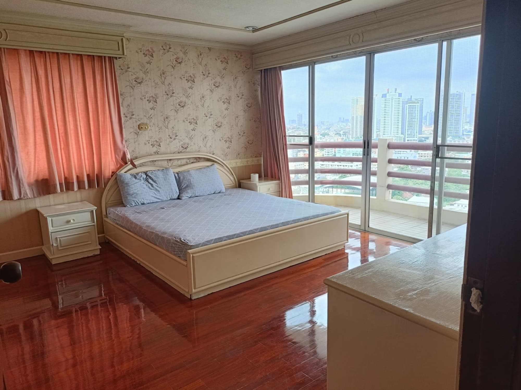 2 Bed Condo for Sale in Khlong San - Image 1