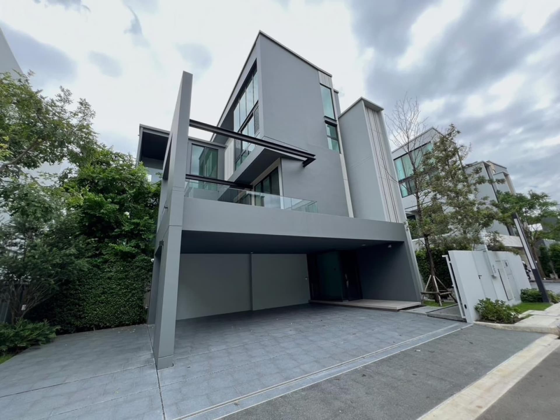 4 Bed House for Sale in Saphan Sung - Image 1