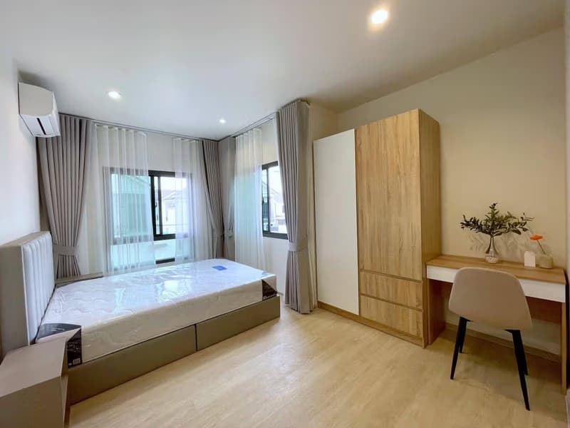 4 Bed House for Rent in Bang Phli