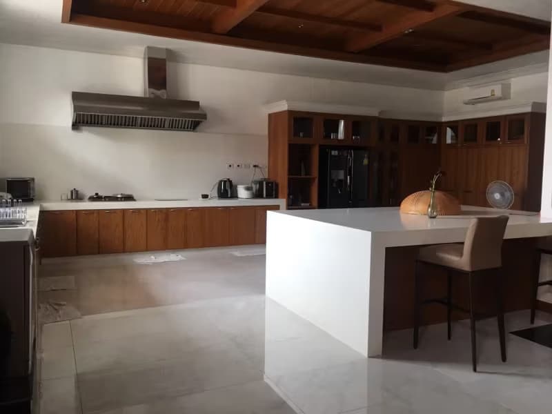 6 Bedroom House