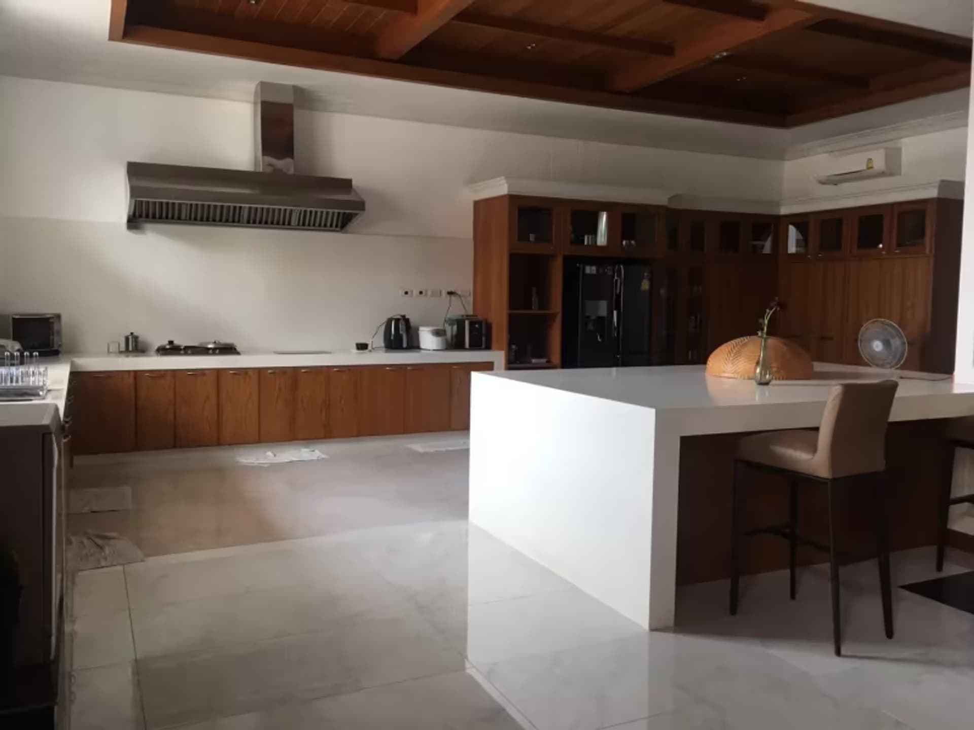 6 Bedroom House - Image 6